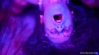 ਬੇਬੀ ਕੈਮਰੇ 'ਤੇ ਹੱਥਰਸੀ ਕਰਦਾ ਹੈ ਅਤੇ ਆਪਣੇ ਆਪ ਨੂੰ ਔਰਗੈਜ਼ਮ ਵਿੱਚ ਲਿਆਉਂਦਾ ਹੈ।